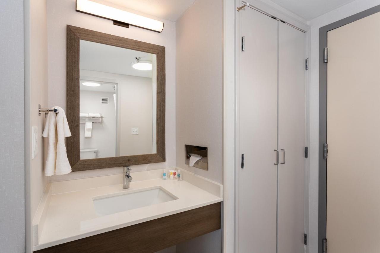 Comfort Inn & Suites Buffalo Airport Экстерьер фото