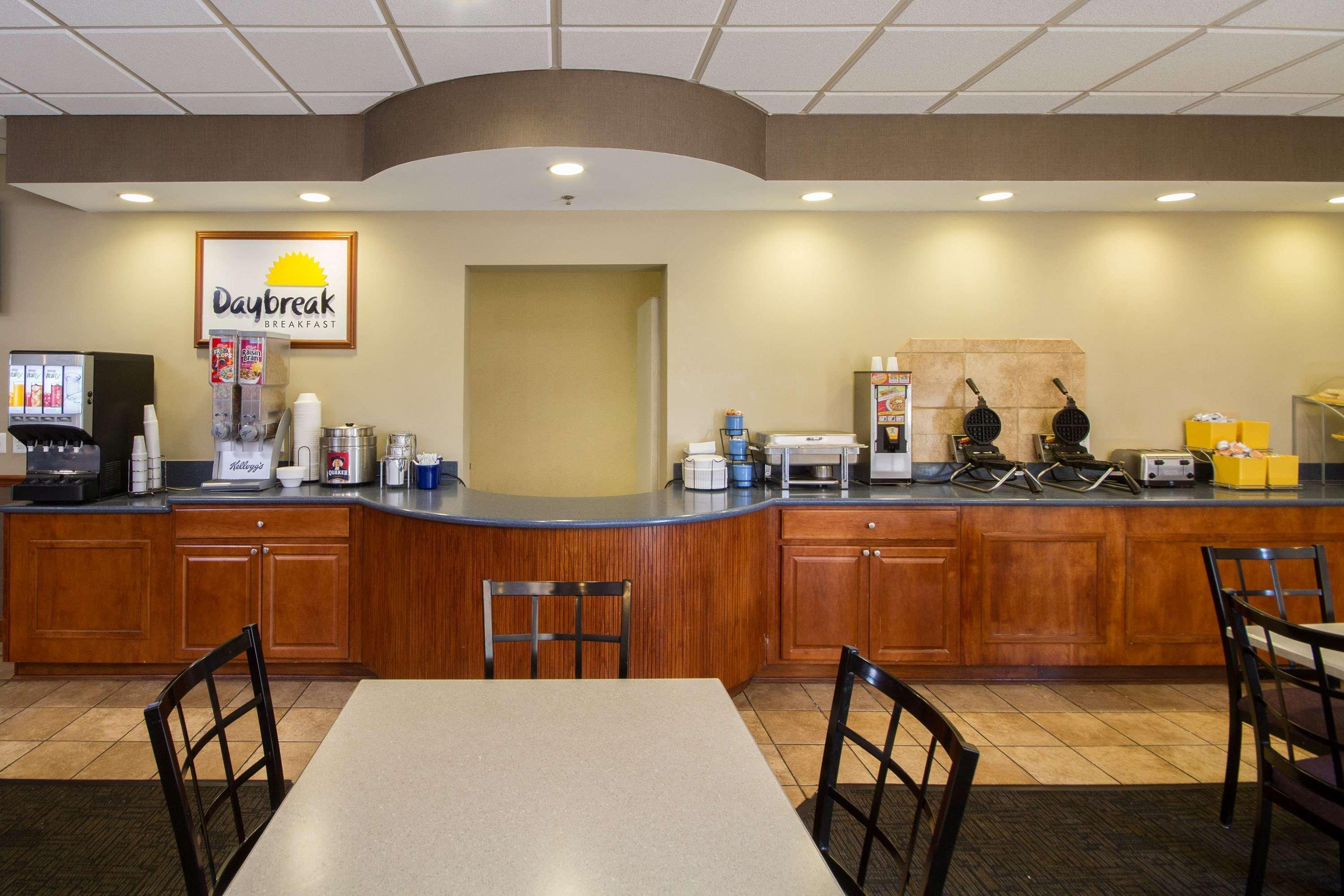 Comfort Inn & Suites Buffalo Airport Экстерьер фото