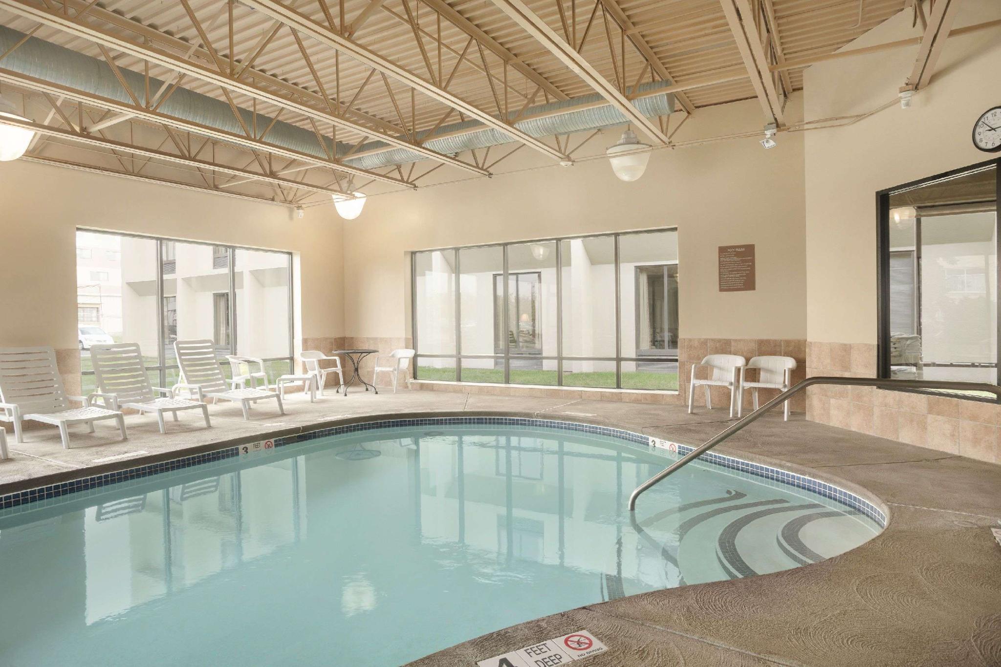Comfort Inn & Suites Buffalo Airport Экстерьер фото